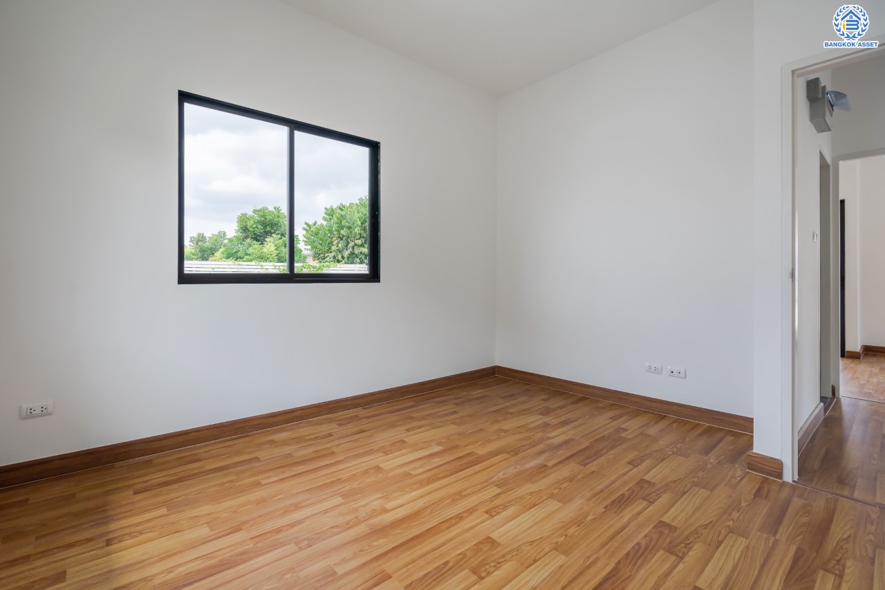 บ้านมือสองตกแต่งใหม่ แบรนด์ Property Perfect ม.โมดิวิลล่า ปิ่นเกล้า-วงแหวน หลังมุม เนื้อที่ 44 ตร.ว. ฟังก์ชัน 3 ห้องนอน 2 ห้องน้ำ 2 ที่จอดรถ เติมเต็มทุกความต้องการ ใช้ชีวิตแบบใกล้ชิดธรรมชาติ บนทำเลเดินทางสะดวก เชื่อมต่อ ถ.กาญจนาภิเษก ใกล้ทางด่วน"ศรีรัช" และเซ็นทรัลเวสต์เกต